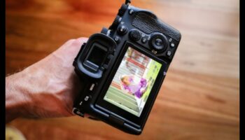 تأطيرها بشكل صحيح: الكاميرات ذات شاشات اللمس المفصلية