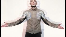 الموضة تلتقي بالتكنولوجيا: حافظات وإكسسوارات مصممة لعشاق الأناقة