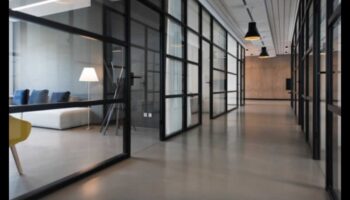 معرض المكاتب الذكية: تقنيات الجيل التالي التي تشكل مساحات العمل الحديثة